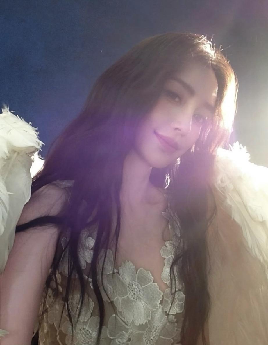 8月25日，Angelababy更新ins晒出全新自拍照，虽然开了美颜，但还是能