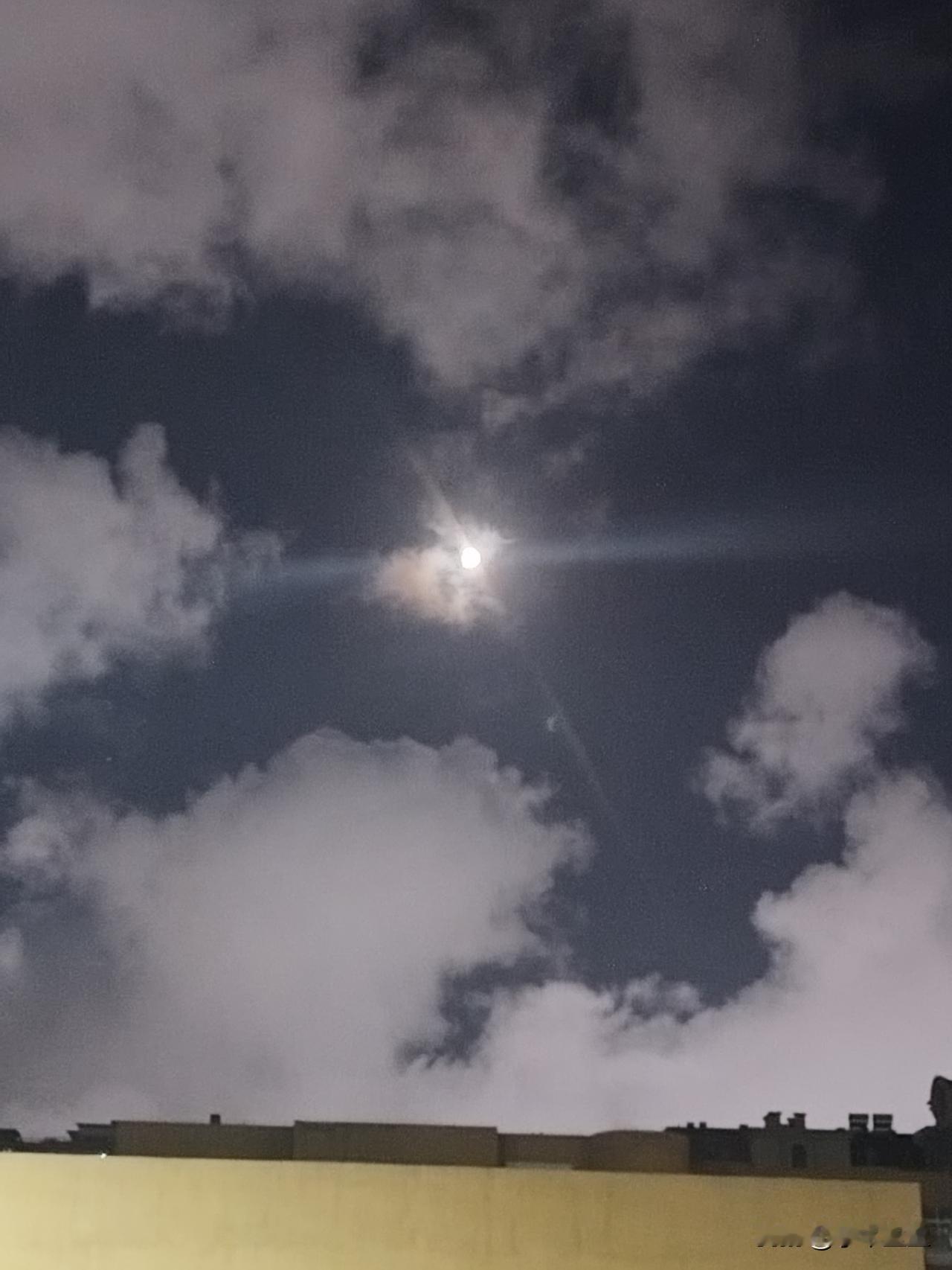 今晚月色真美月亮挂在天空，亮闪闪的，朵朵白云飘过，蔚蓝色的天空，澄澈，清透，