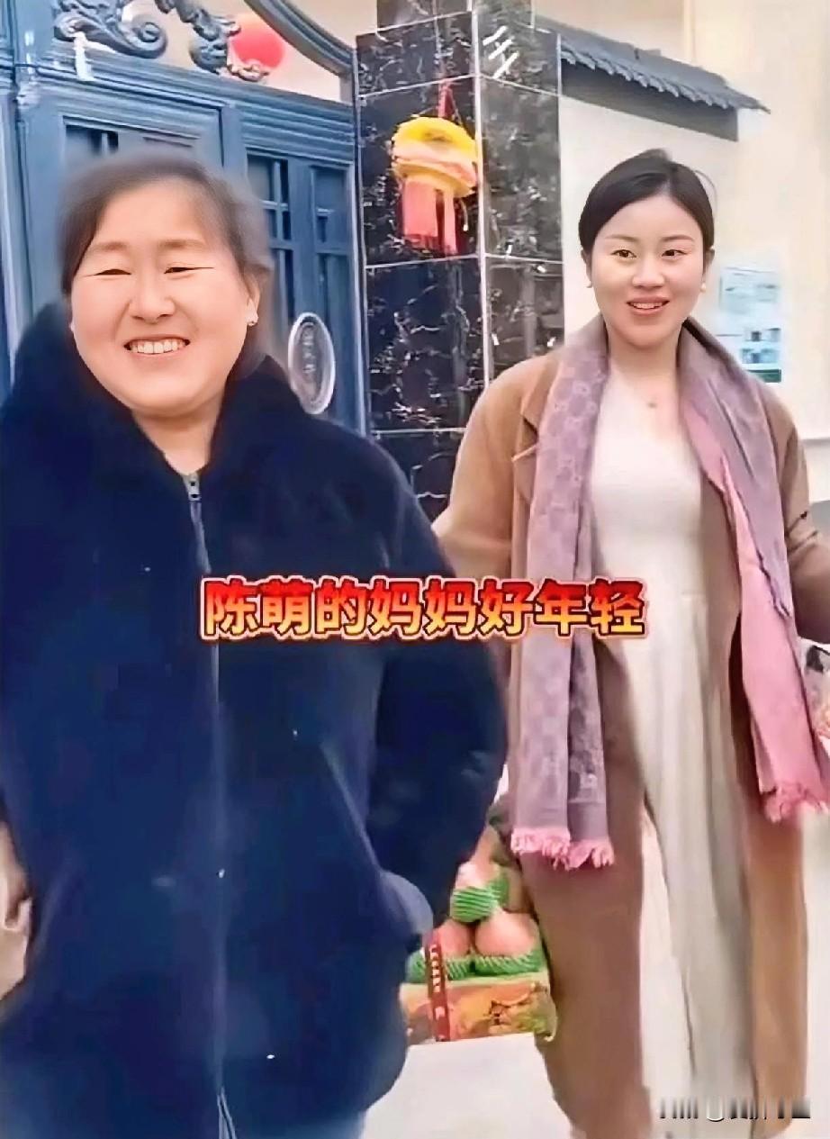 陈亚男和陈萌对比哪个更好看?大衣哥跟大衣嫂可热情地招呼着。陈萌能成为贤妻良