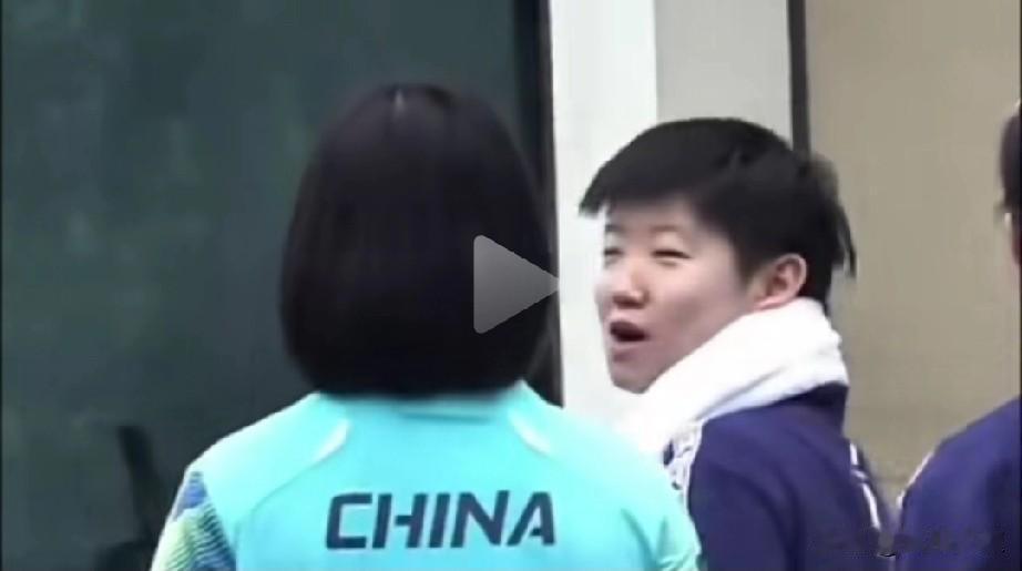 笑死我了！孙颖莎居然向16岁的杨惠泽嘟嘴撒娇[呲牙笑]果然莎莎只要和小女孩玩，