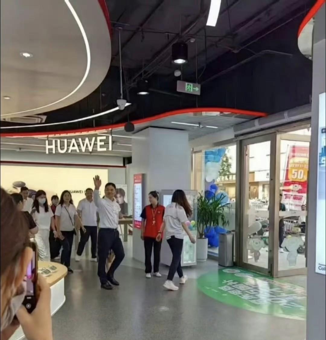 刘强东回宿迁还去了华为体验店转了一下，回老家还带数码作业，东哥真卷。其实，京东和