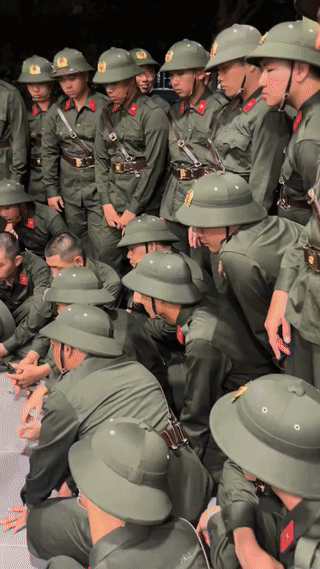 一名越南🇻🇳教官正在教新兵们如何将被子叠成一个标准的“豆腐块”？越南军队有
