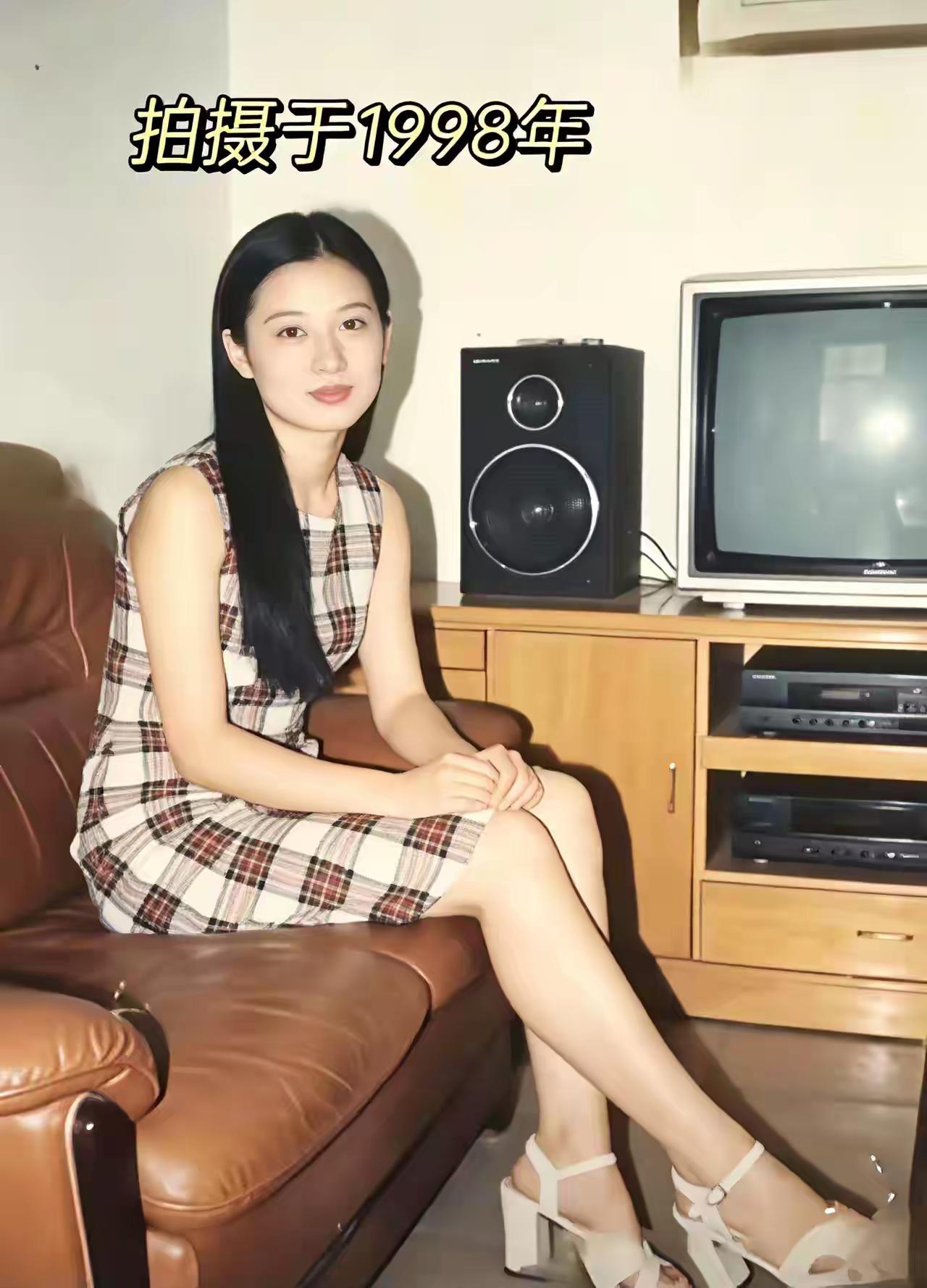 港风回潮：九八客厅的旧时光一九九八，客厅的暖光昏黄又柔软。她乌发如瀑