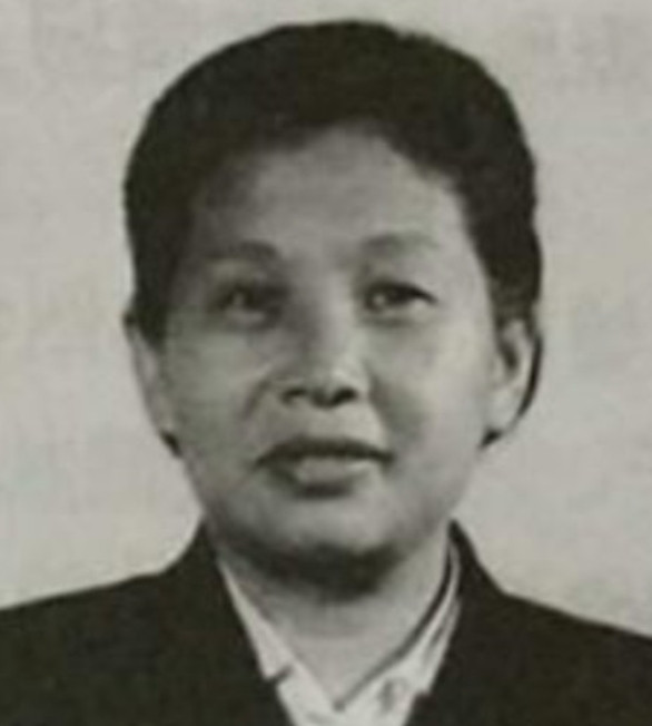 1939年，女战士徐敏准备去如厕，突然被一壮汉抱到了床榻上，对方捂住了她的嘴巴，