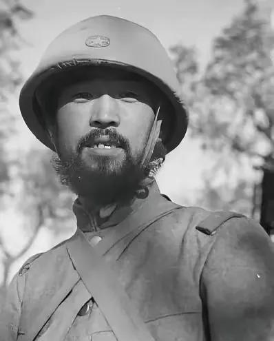 影视剧中的日本鬼子衣着很整齐留着仁丹胡，其实真实的日本鬼子并不是那样，下面这些图