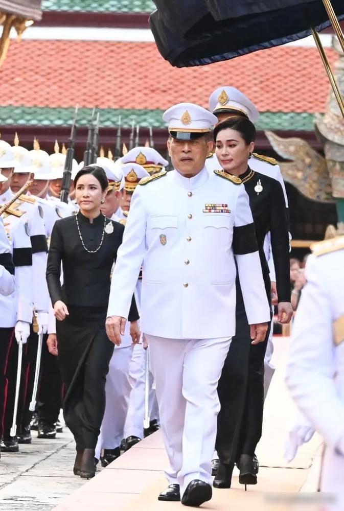 看到没？诗妮娜与苏提达同框了，看苏提达在泰王身后那表情，很明显有点不自信了，反倒