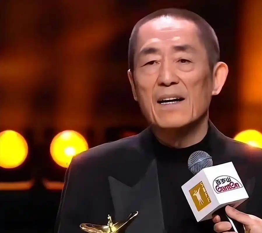 百花奖这一夜，最尴尬的不是“一谋导演”，而是所有人都在演“尊重”。一声“艺谋导演