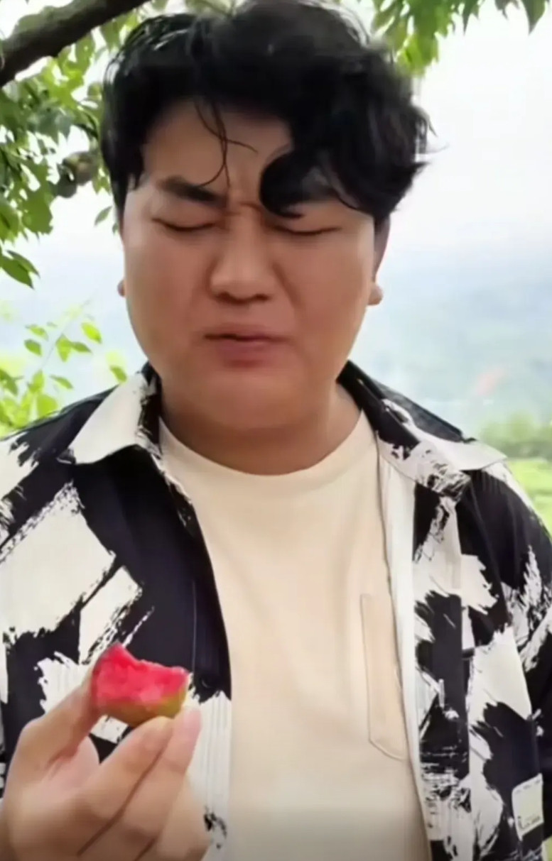 全红婵哥哥全进华直播带货，这次卖的是李子。只见全进华吃了一个，酸的皱起眉头。接下