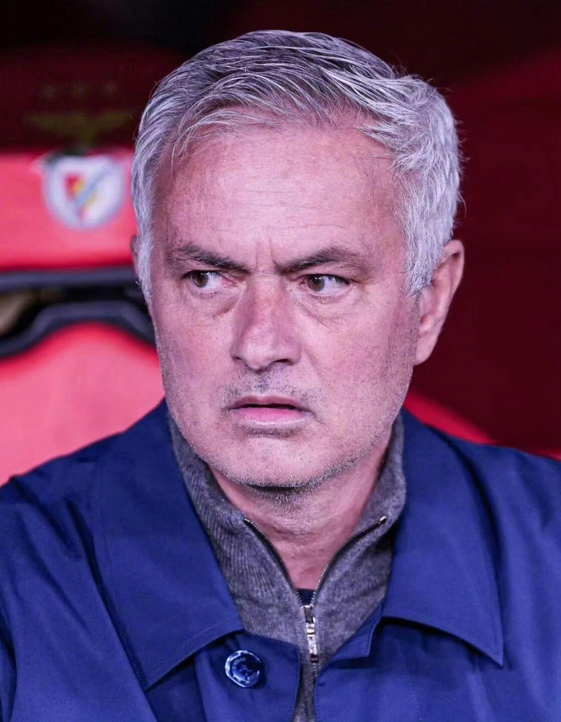 穆里尼奥，永远是特殊的一个！爵爷后面就是穆帅！在本周三作客皇马比赛的前后，穆里