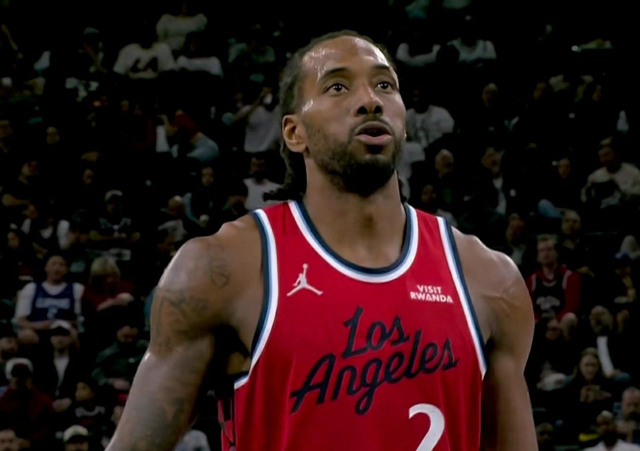 小卡彻底忍不了了。在快船主场惨败给背靠背马刺的比赛中发生极其罕见一幕：向来脾