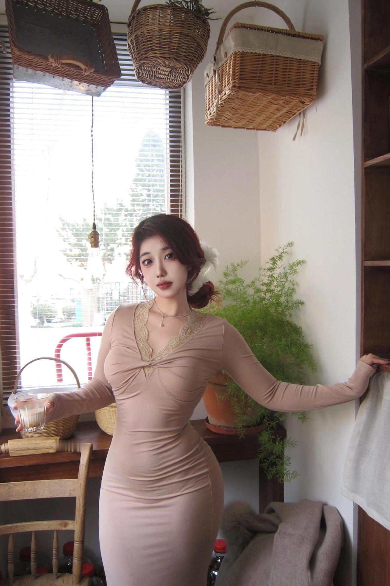 今天在窗边捕捉到一组温柔到骨子里的画面——米色蕾丝长裙裹着松弛的优雅，发间白絮