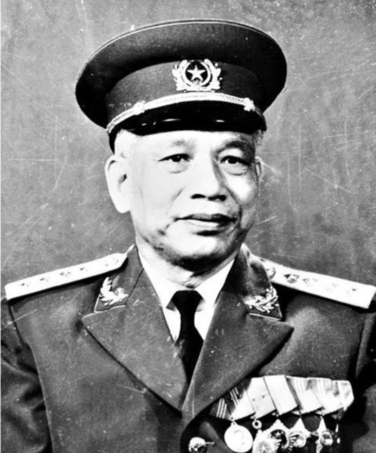 1978年，越南大将文进勇率领20万大军闪击柬埔寨，迅速攻占首都金边后，他狂妄地