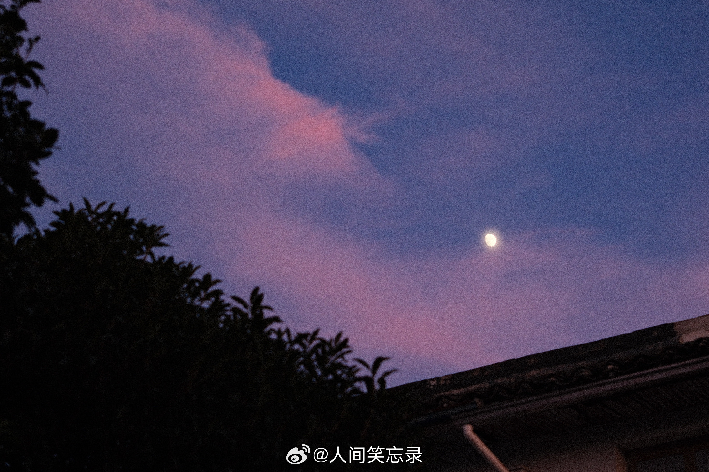 『此刻』红霞漫天，明月当空。与诸君共赏。宝藏摄影博主推荐计划摄影