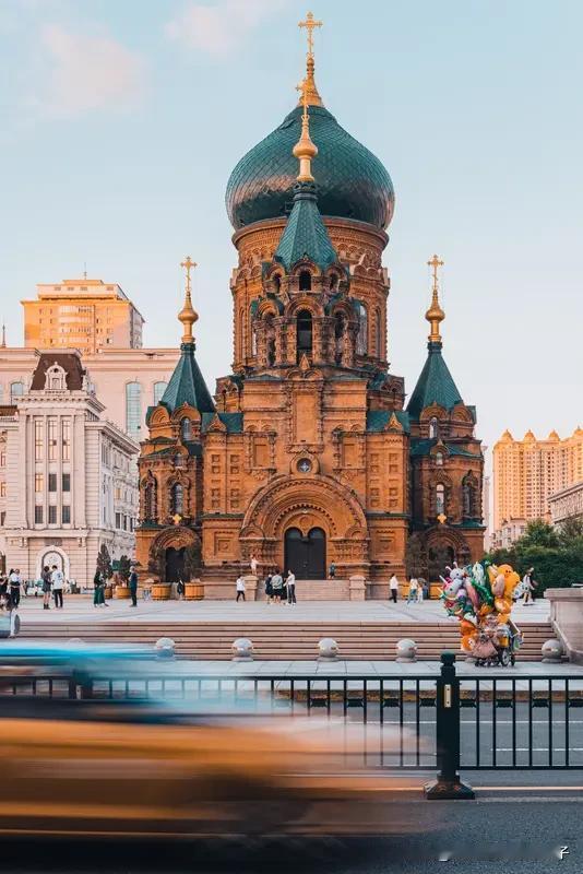 哈尔滨旅游热感觉一时半会儿凉不了。就说2025年暑期，哈尔滨本地玩乐订单飙升17