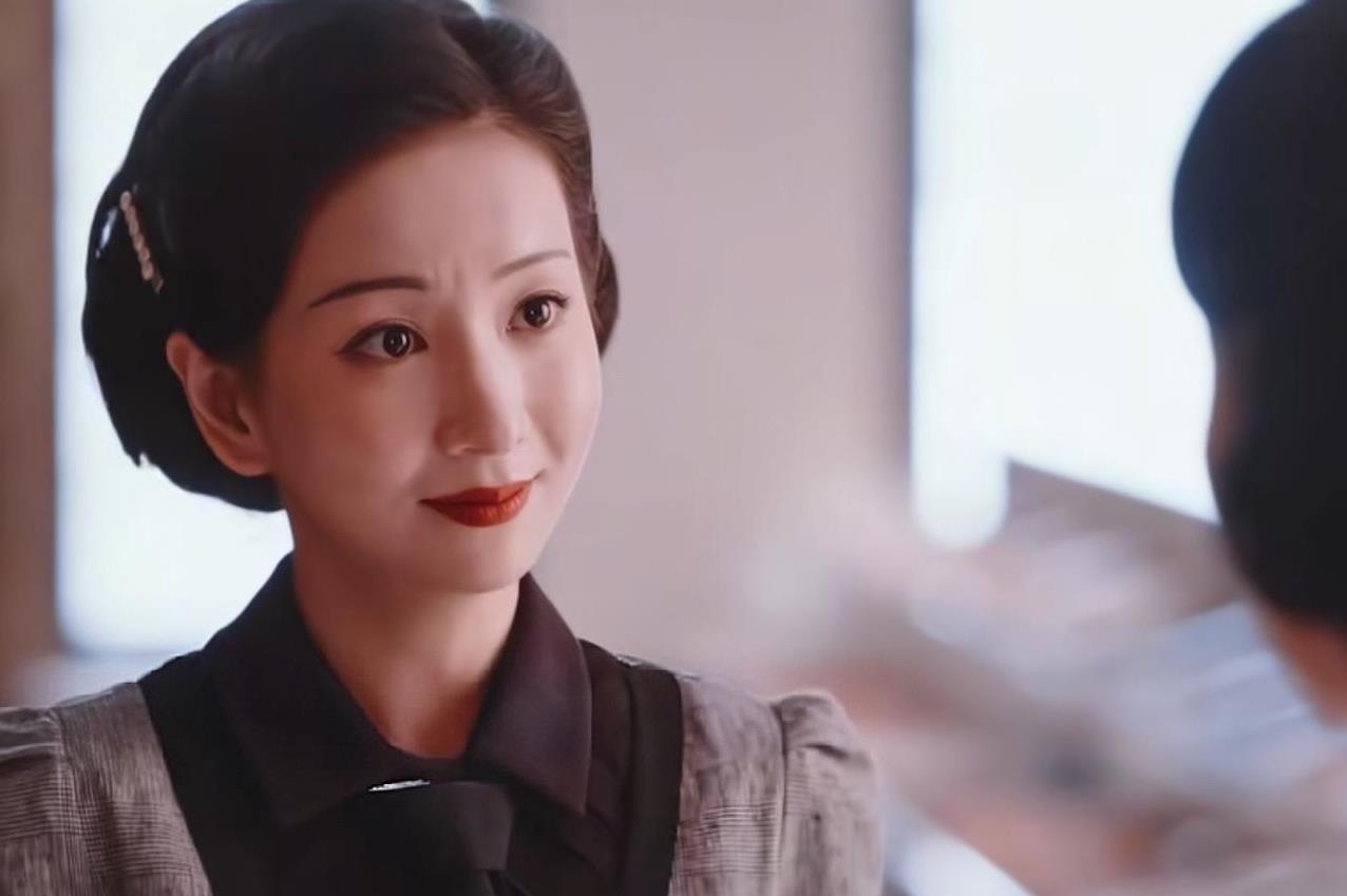 《灼灼韶华》韶华的万灵丹进驻永新百货了，韶华也再次见到了倪香影，她已经结婚了，现