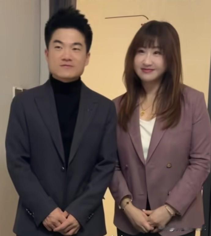 北师大教授韩卓爆料：董宇辉托她介绍个对象。因为，董宇辉回家过年也会面对着母亲催