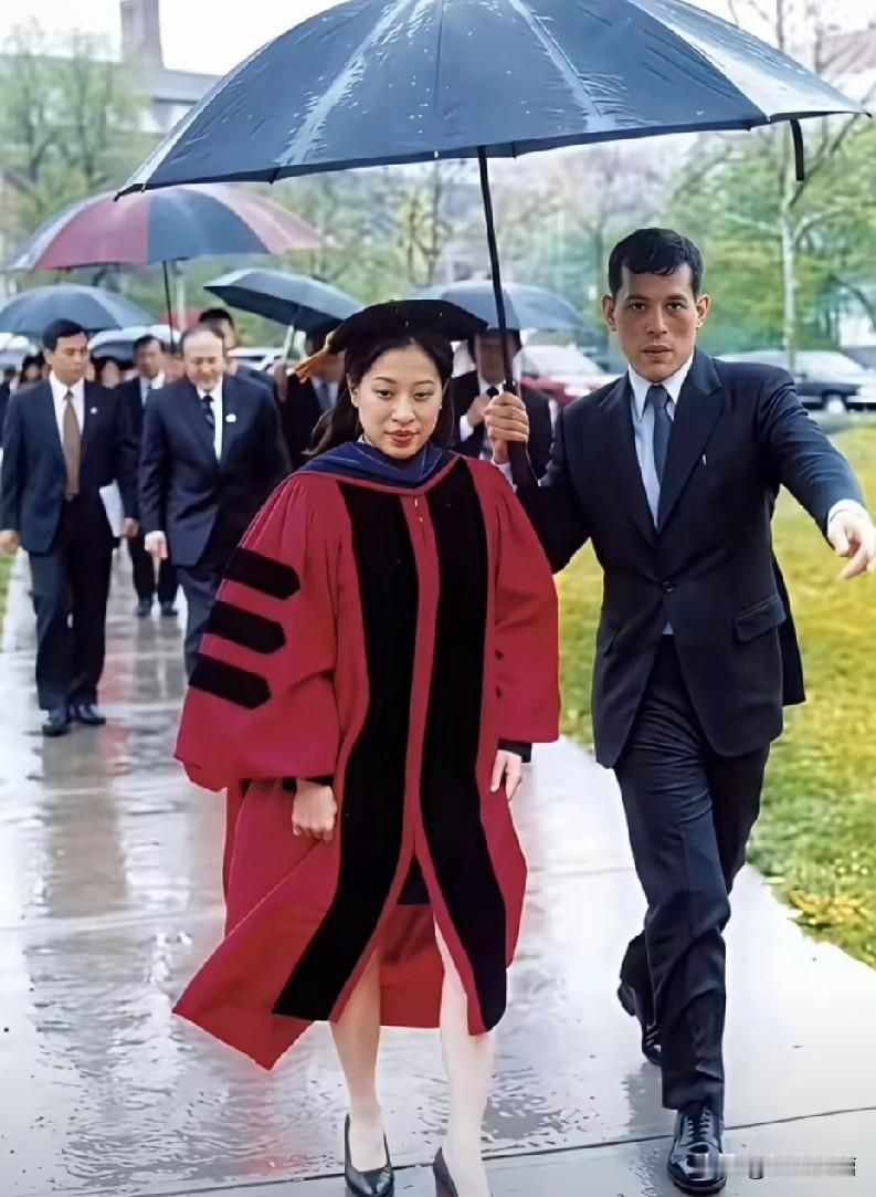 莫非真的是近亲结婚，影响生命质量？第一张照片应该是泰王和帕公主难得一见的幸福