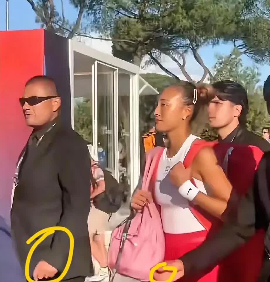 不查不知道，一查吓一跳，郑钦文打完网球比赛，发现三位神秘男子一直