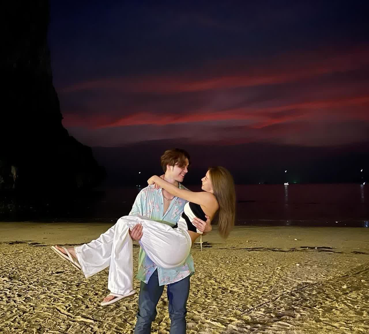 Vill和未婚夫Mac甜蜜💕度假，Mac抱起Vill粉红泡泡爆棚，Mac看向V