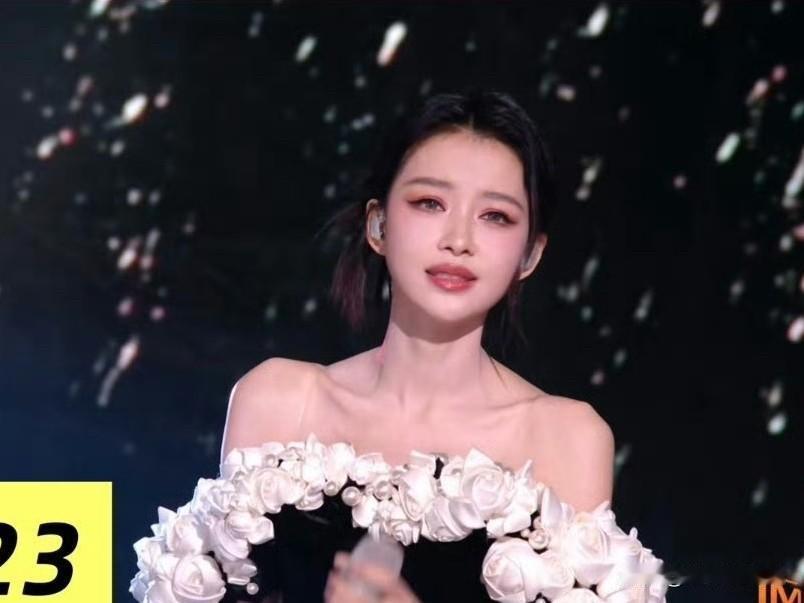 32岁的孙怡你可以离婚，也可以自己带孩子，但是你真的不能没有背景。所以她这