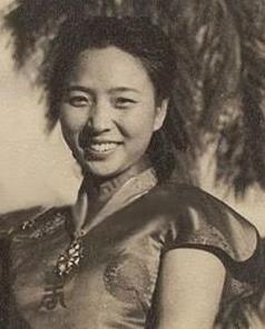 🌞1951年的一晚，孙立人躺在床上，准备入睡，习惯性地将妻子搂进怀中。然而