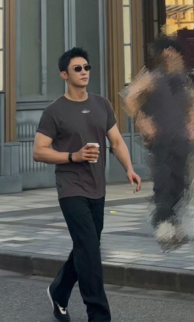 黄景瑜不就是个子高点胸肌大点黄景瑜上海被偶遇的生图也太能打了！美式前刺+灰T+