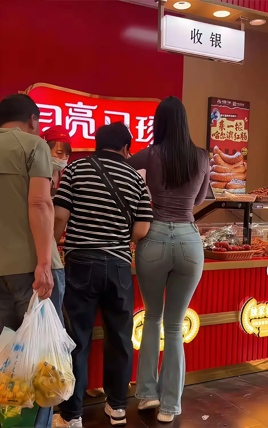 这家店真是火爆啊，买点东西还得排队，不过他家的东西确实好吃，值得推荐！