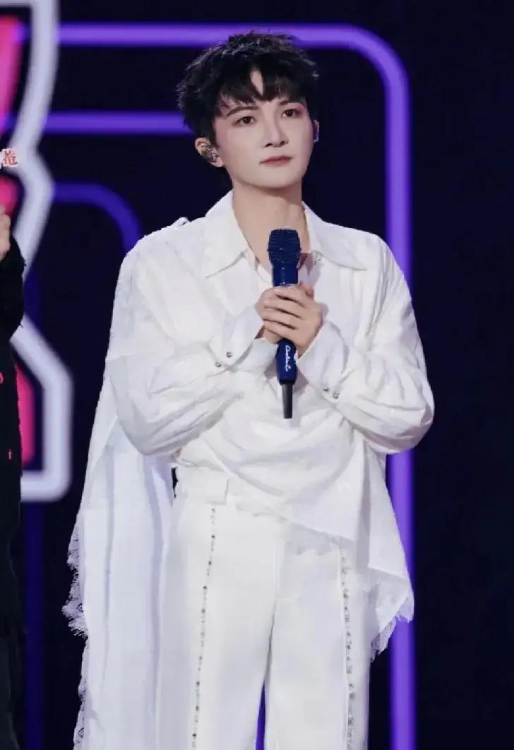 跨年夜里周深唱了新歌《山灵》，高音依旧稳，弹幕却全在喊“跟不上词”我来回听了三遍