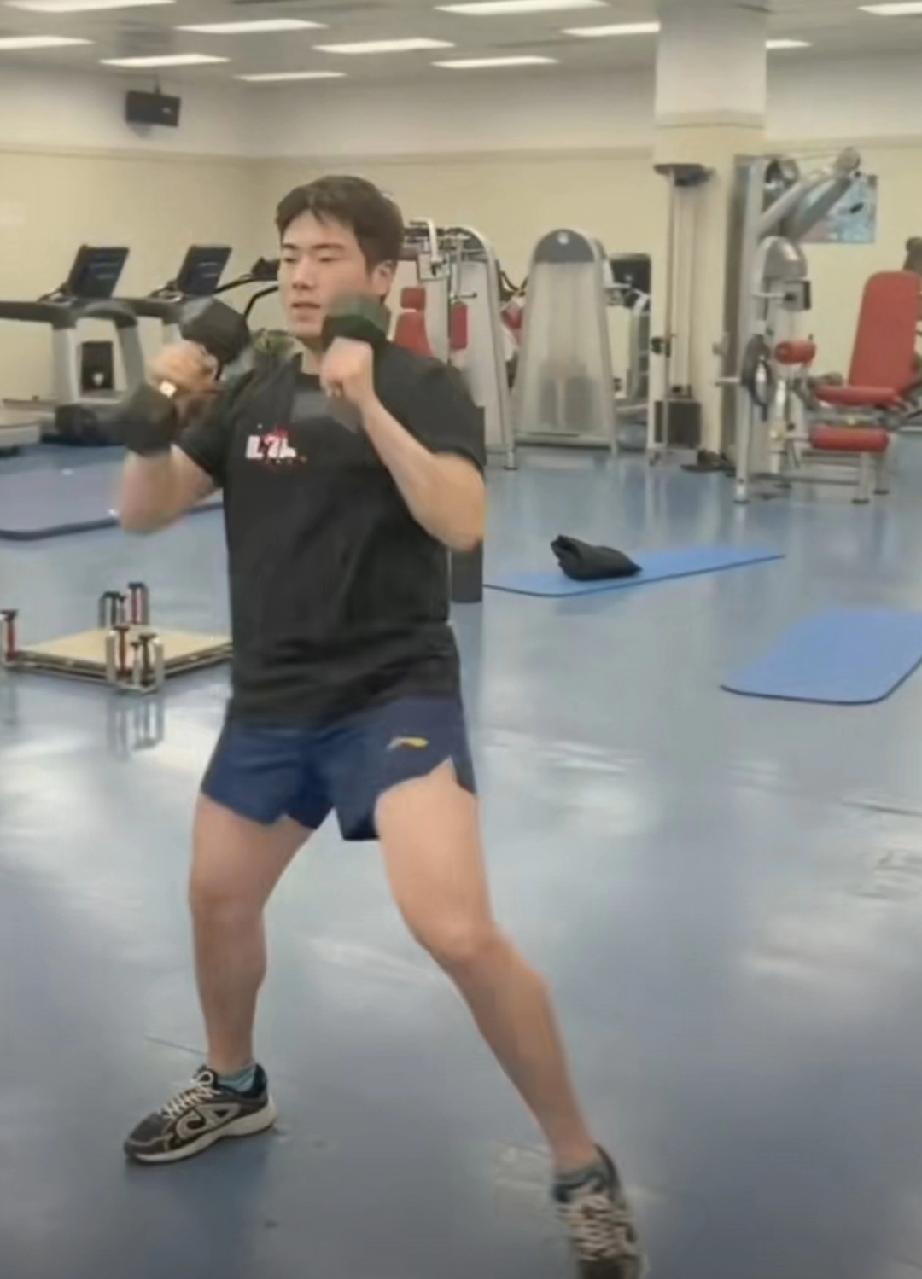 国乒队员梁靖崑vlog晒自己最近的体能训练和理疗过程。梁靖崑自从前几个月受伤后