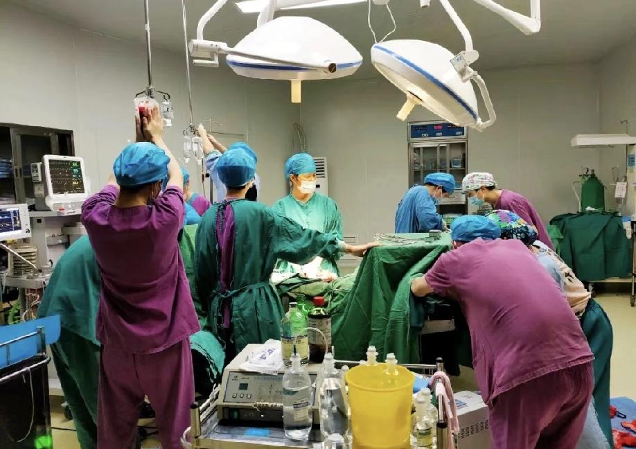 真是个狠人啊！深圳36岁外卖小哥为提神连灌6瓶功能饮料，直接住进重症监护室，这