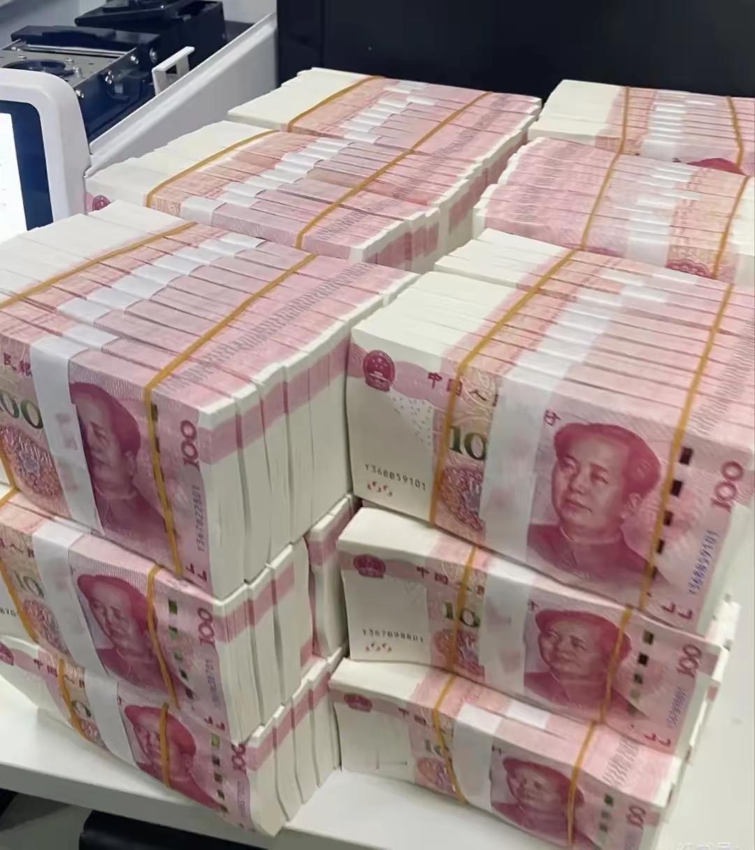 一年赚上百个W，对普通人来说确实是个诱人又有挑战的目标。年入10万靠打工或做个体