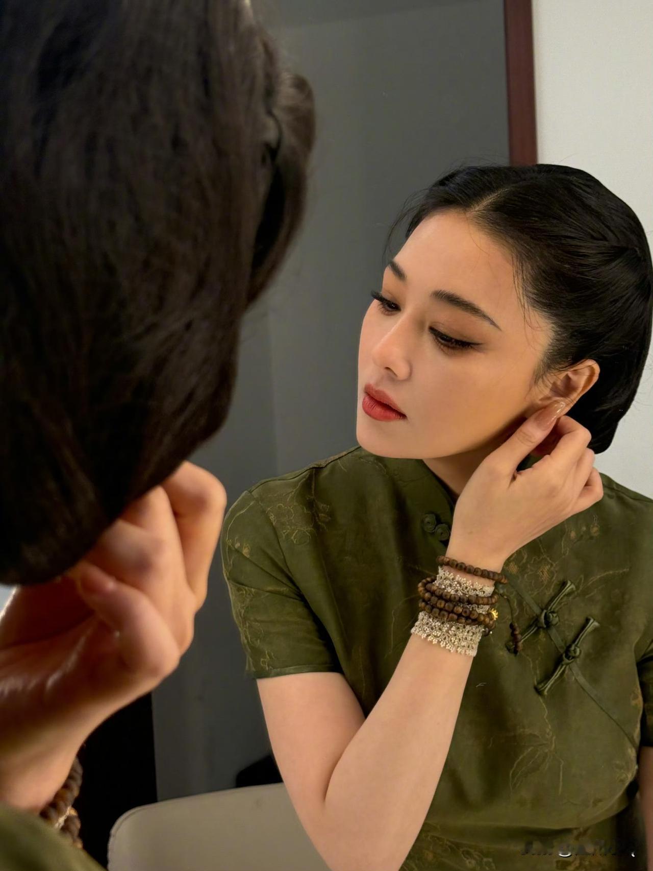 张馨予回老家苏州首演话剧，这张脸真是美得无可挑剔，江南女子穿旗袍，那股子韵味拿捏
