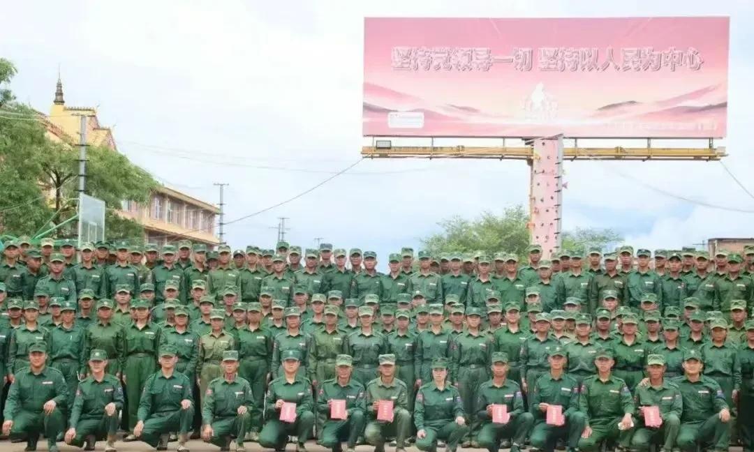 近期果敢第一特区又一期新兵训练结束，这标志着果敢同盟军军事经济两手抓。缅甸社会局