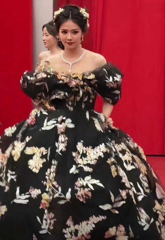 有网友认为白鹿太土，把高珠和高定穿成了地摊货。大家觉得客观吗？