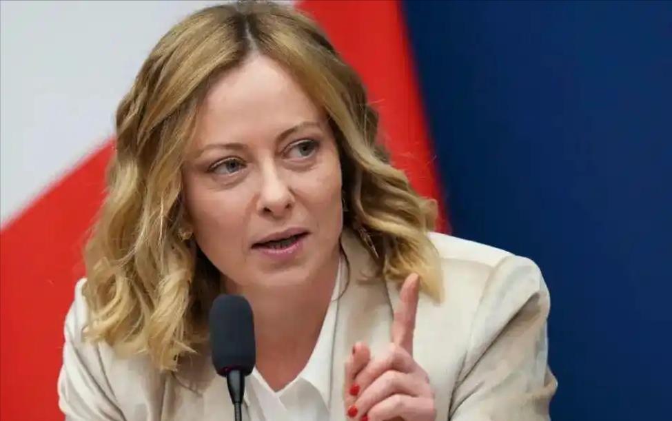 怎么一眼可以看穿世界呢？活了几十年，慢慢不再只盯着表面光鲜，反倒能看懂很多