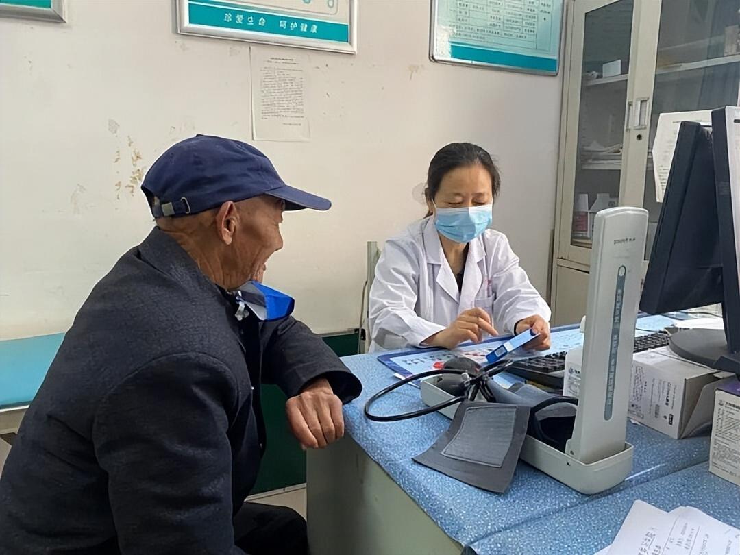 紧急叫停！提醒：服用阿托伐他汀的人，身体出现4症状要注意开口就说重点，这