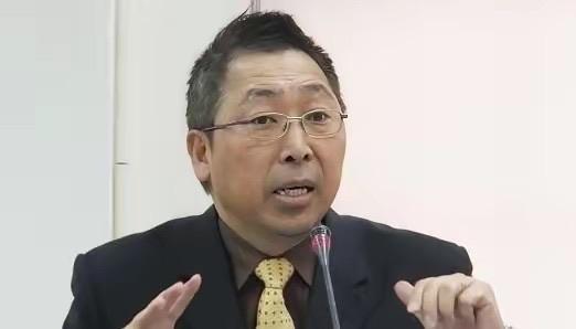台湾知名评论员唐湘龙最近抛出了一个挺大胆的观点，他说："美国会被中国拖垮。"