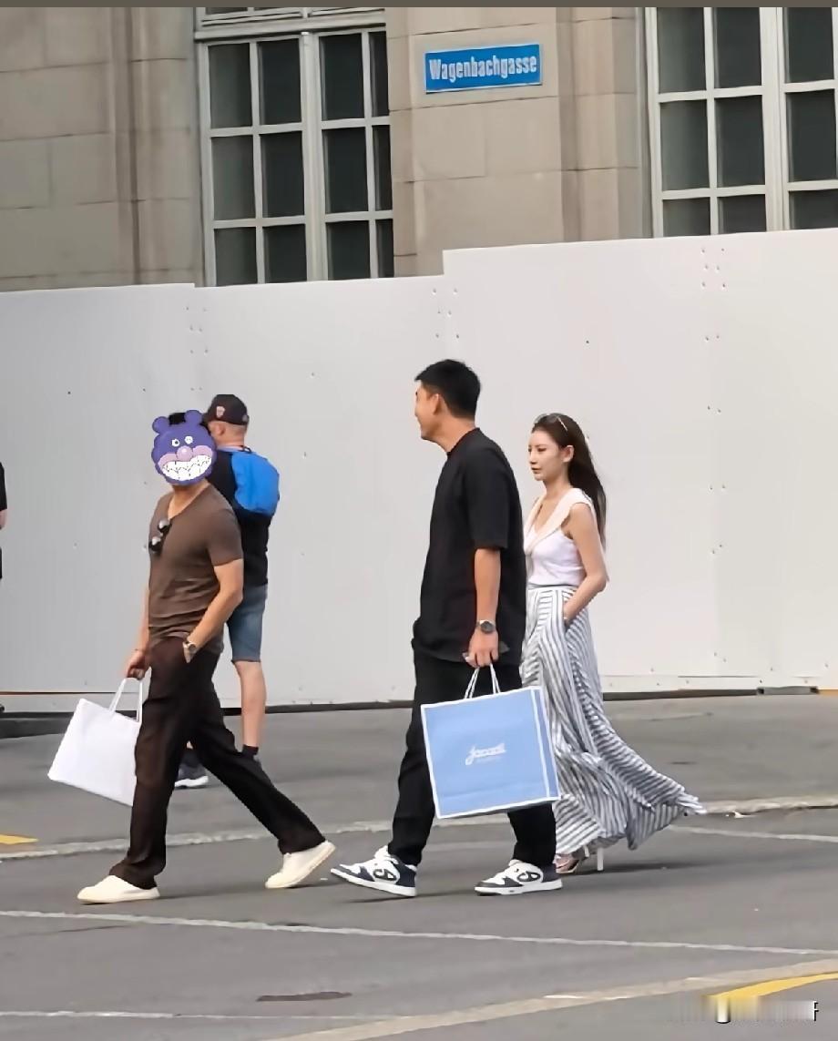 马筱梅瑞士逛街被偶遇，松弛的豪门日常不必过度滤镜一组路人街拍曝光，马筱梅与