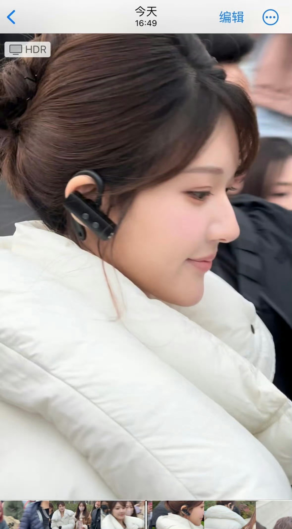 完美的高鼻梁配白色羽绒服我早就觉得白色是最衬赵露思的颜色….🦢✨