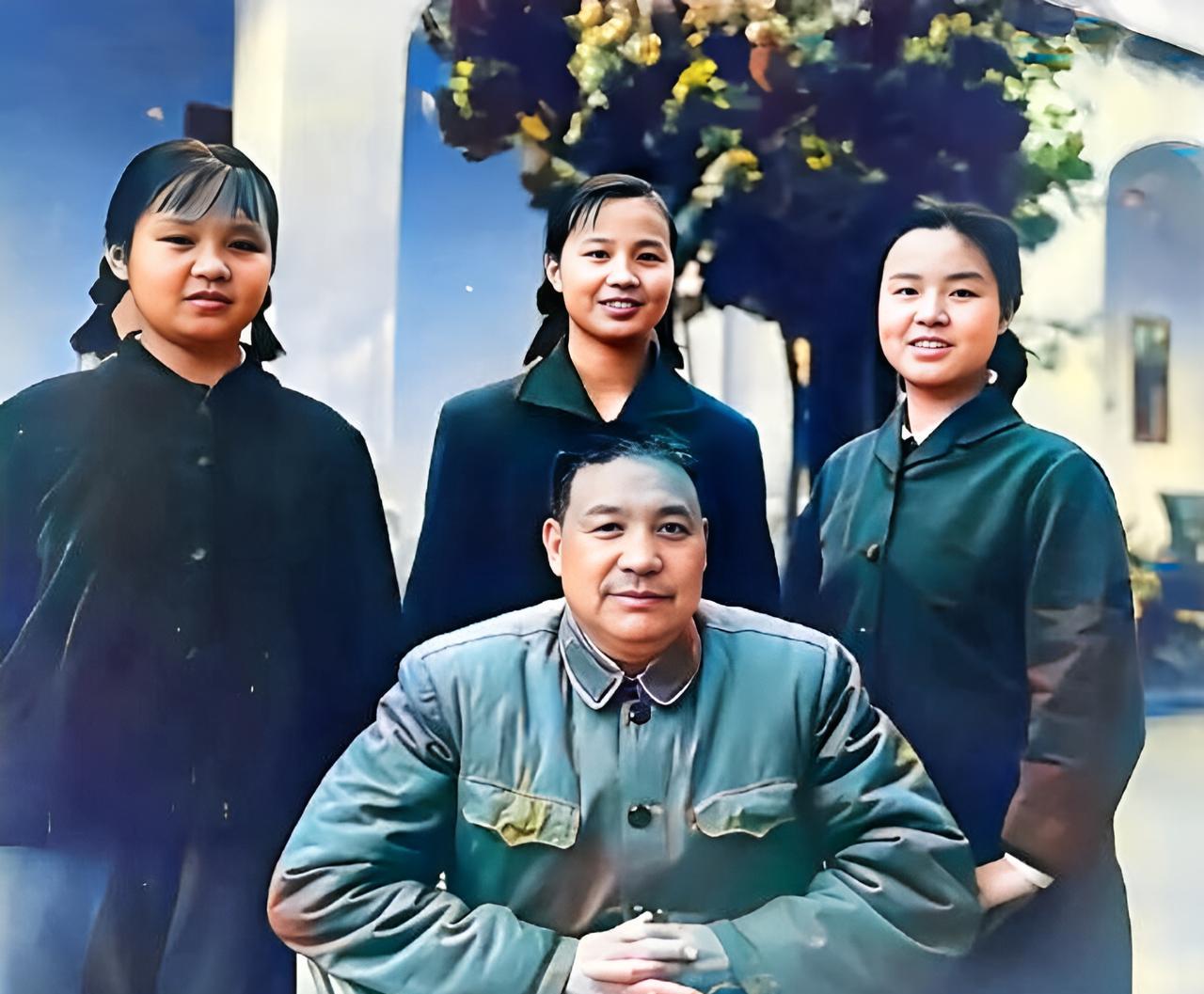 这是开国中将吴瑞林与三个女儿：吴海霞、吴海波、吴海洋在一起。三个女儿的名字中都带
