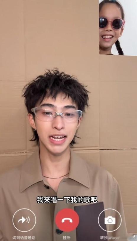 米粒为哥哥恩利新歌打歌，还以为两个人在视频通话，没想到竟然是隔了一个纸板箱。虽然