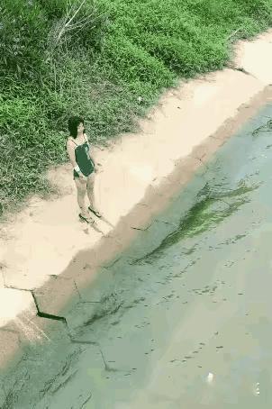 小姐姐，你的拖鞋丢了！
