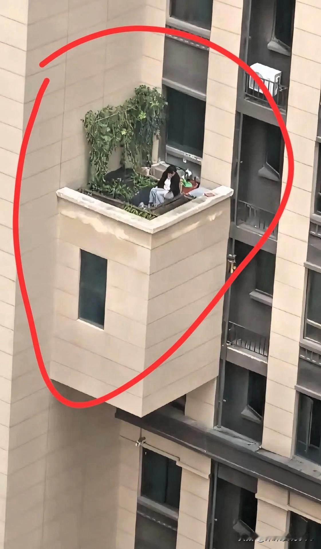 我滴妈呀!真是艺高人胆大呀!在一个小区里,住着一位很“奇葩”的女子,居然在1