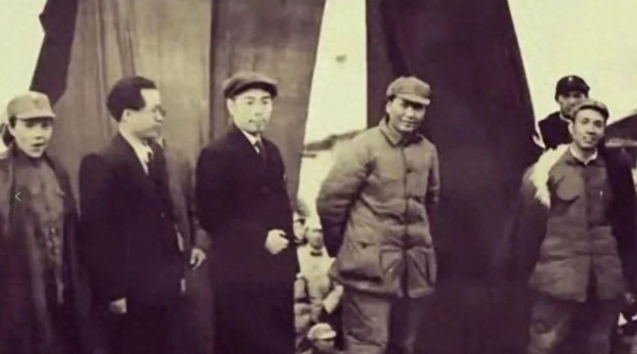 这张记录于延安时期的珍贵照片中，画面上的女同志英姿飒爽，她到底是谁呢？1921