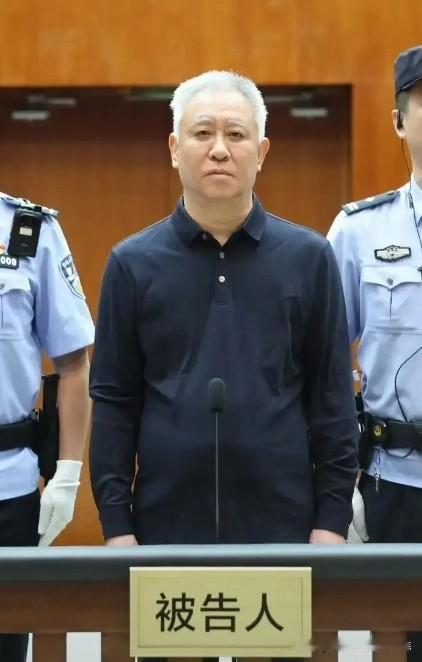 许家印今天出庭受审，已经多年没见面远在伦敦的丁玉梅看到许家印满头白发的样子内心肯