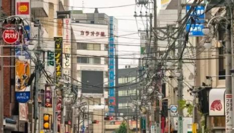 日本专家震惊：中国为何宁可砸钱也要全面抛弃电线杆？地下电缆贵到离谱，却被中国坚持