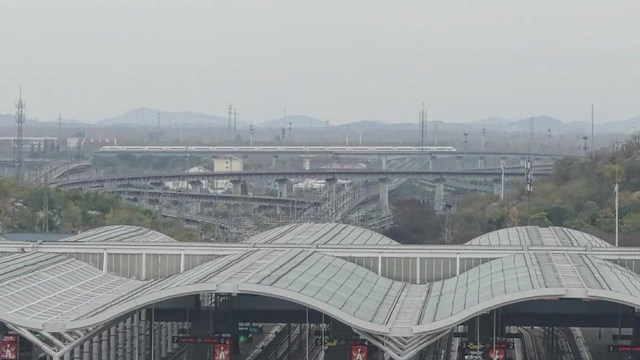 乘坐G888次列车从张家港到北京南，当列车经徐盐客专驶入徐州东时，列车如一条白色