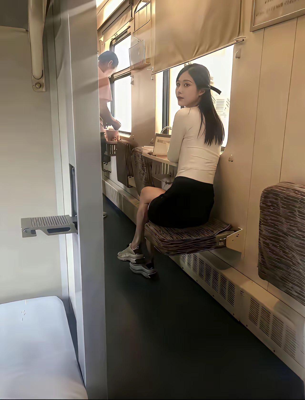 这个十一就坐火车卧铺出行吧，出行不会很累，可能在其中还能遇到一段奇缘。