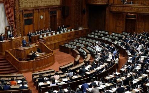 高市眼含热泪，希望北京高抬贵手，不会介入冲突，中方连发四问。日本首位女性首相上任