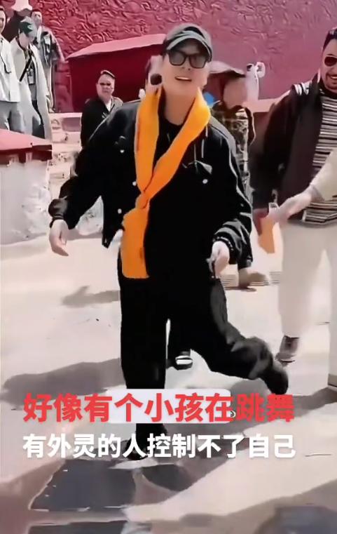 我有种大胆的猜想，或许现在的李连杰，根本就不是他本人！走路蹦蹦跳跳，而且举止